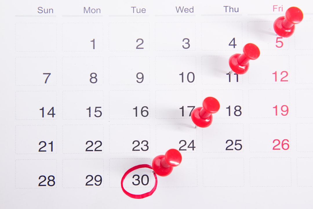 Calendário com pinos vermelhos marcando datas