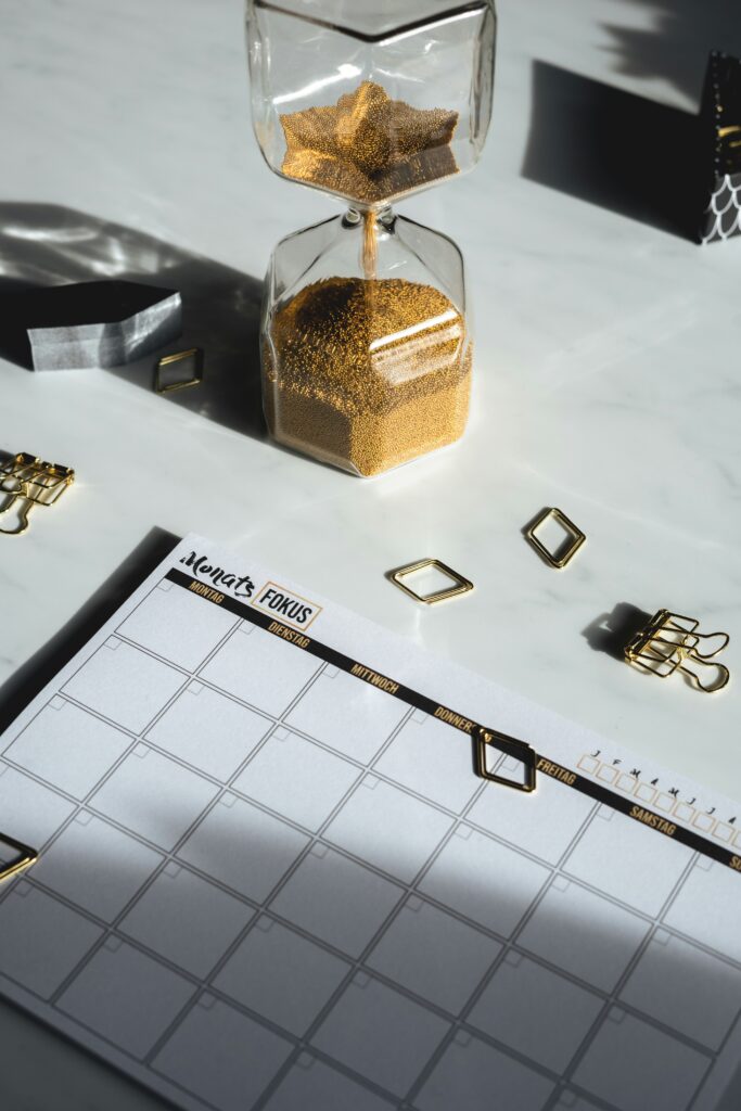 Calendario branco em cima de uma mesa, simbolizando os dias marcados pra fazer follow-up