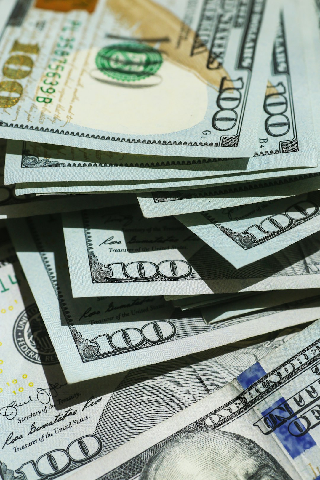 Dólar a R$ 5,08 e IOF de 3,5%: como explicar câmbio pra quem vai viajar pro exterior