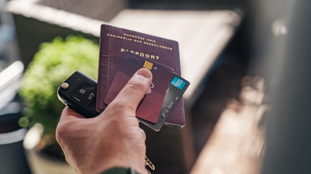 Cartão de crédito sobre bagagem de viagem, usado para pagar despesas no exterior