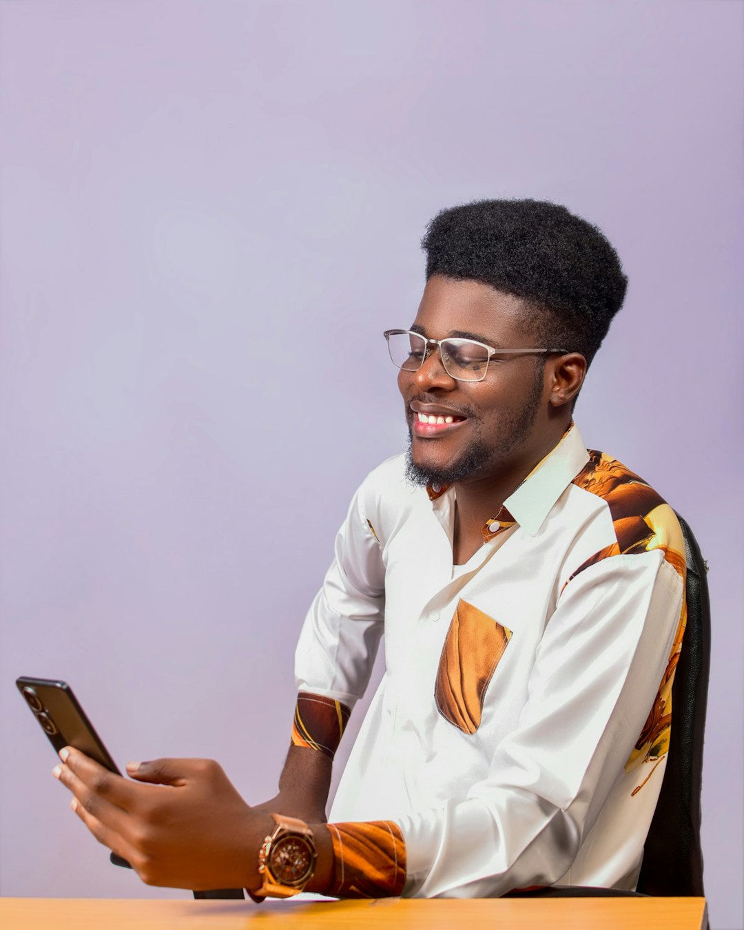 Pessoa sorrindo ao ler mensagem no celular, representando resposta rápida e satisfação