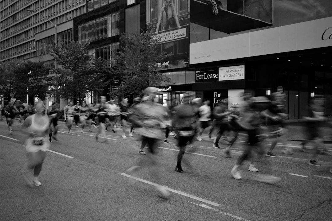 Grupo de corredores participando de uma maratona em uma cidade