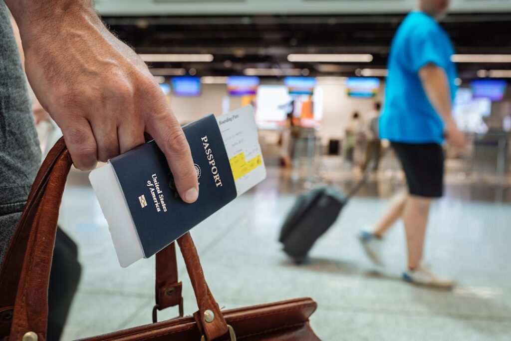 Viajante segurando passaporte e documentos antes de embarcar