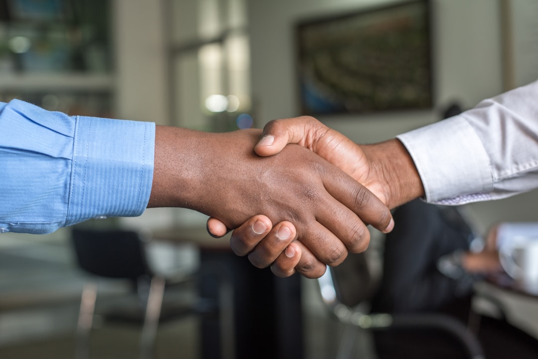 Duas pessoas apertando as mãos, representando confiança e relacionamento