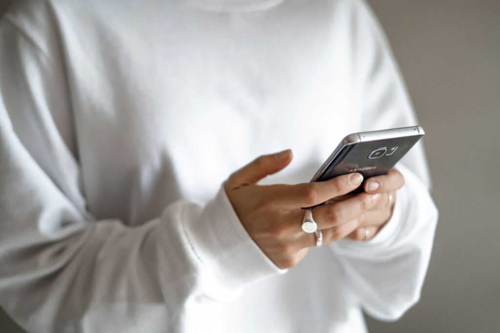 Pessoa conferindo mensagem suspeita no celular