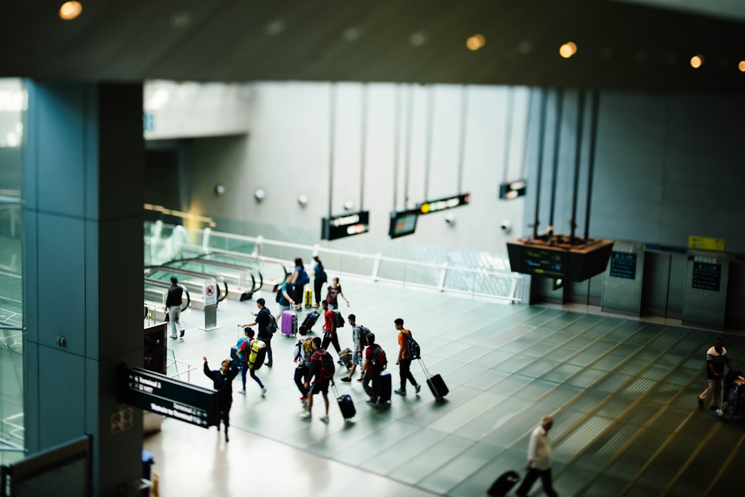 Passageiros caminhando em terminal de aeroporto na Europa