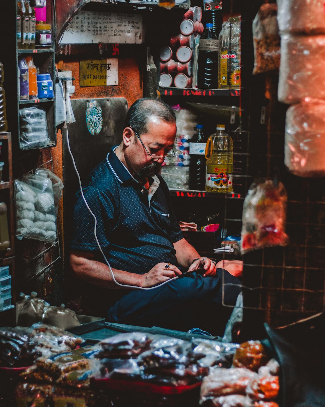 Pequeno comerciante em sua loja, representando venda direta ao cliente
