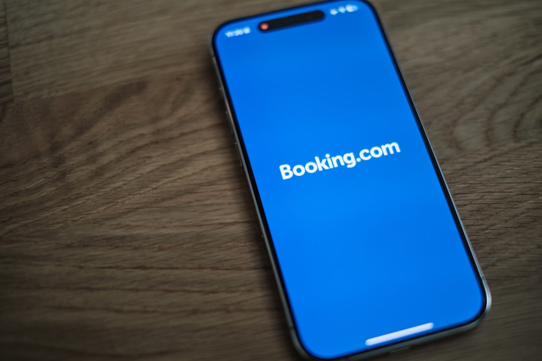 Mão segurando smartphone com aplicativo de viagem aberto