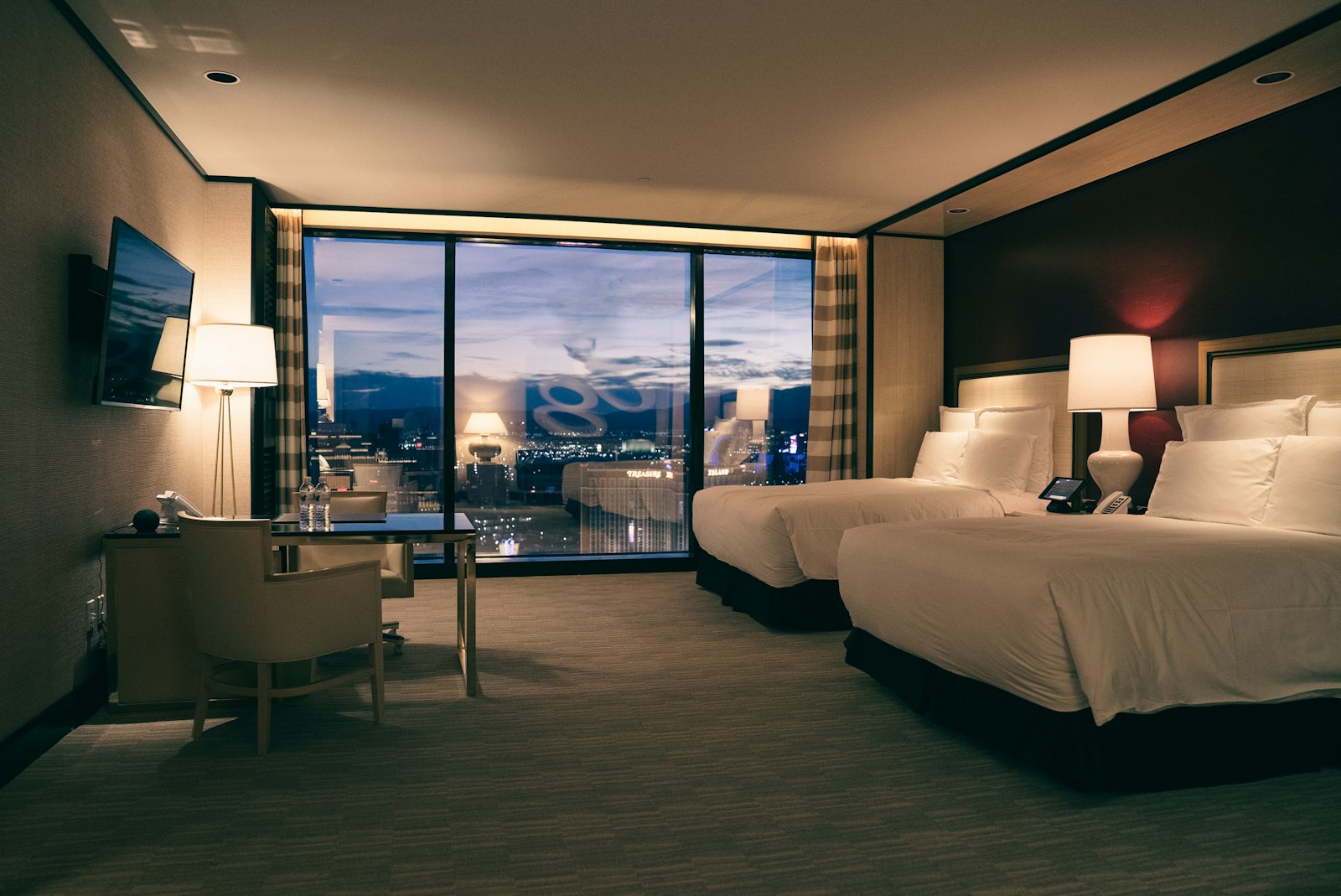 Quarto de hotel confortável com vista da cidade, exemplo de hospedagem valorizada pelo viajante bleisure