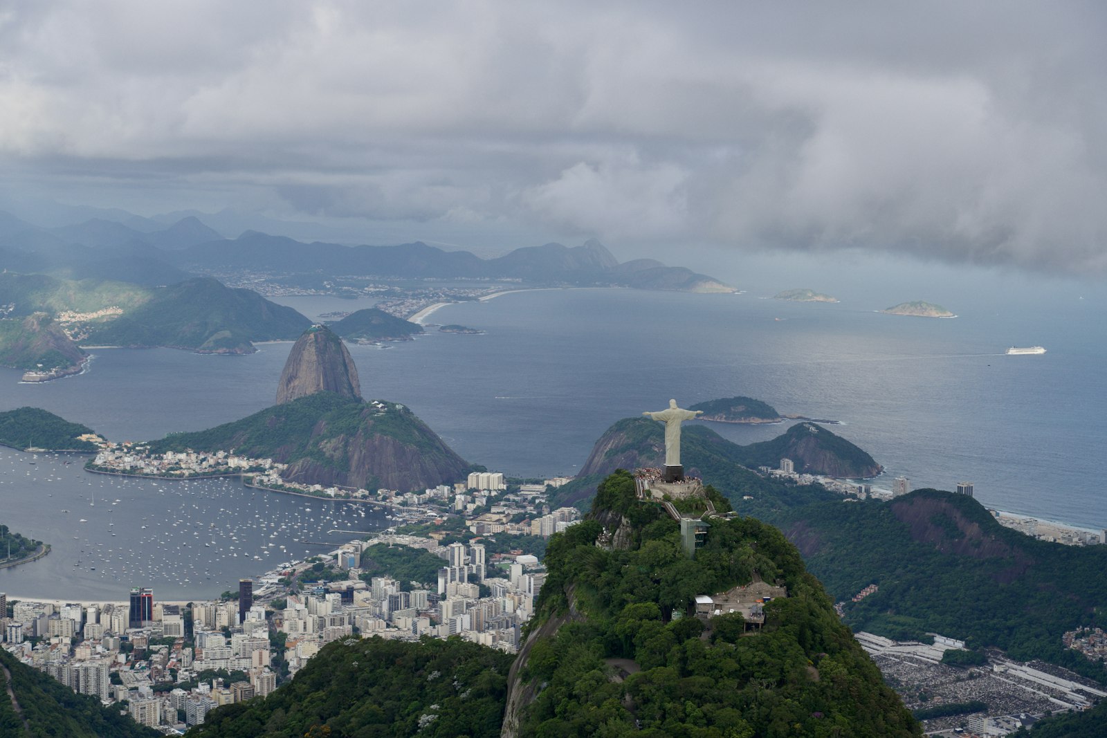Vista aérea do Cristo Redentor e da orla do Rio de Janeiro