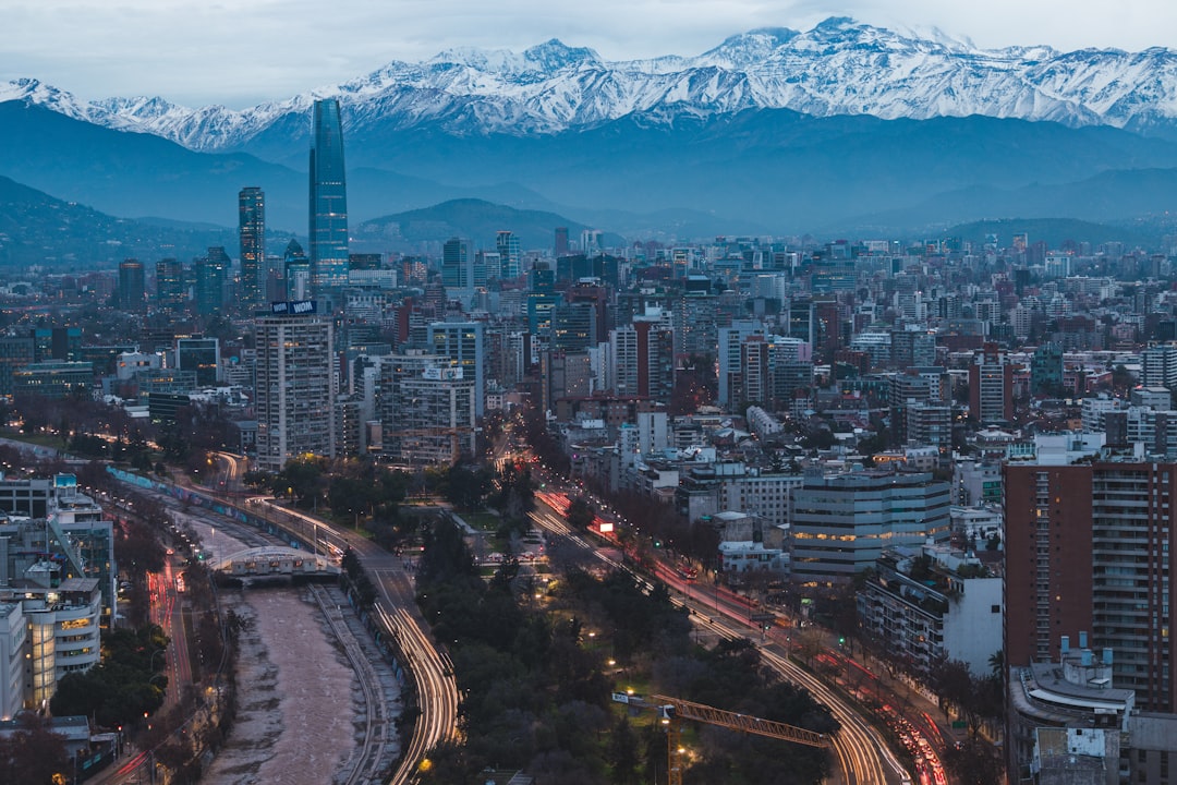Vista da cidade de Santiago do Chile com a Cordilheira dos Andes ao fundo