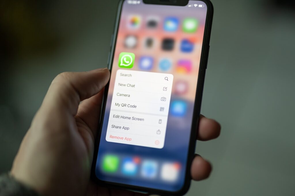 Tela de smartphone com aplicativos de mensagem
