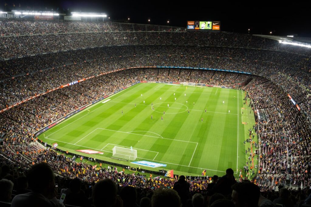 Estádio de futebol lotado de torcedores durante uma partida