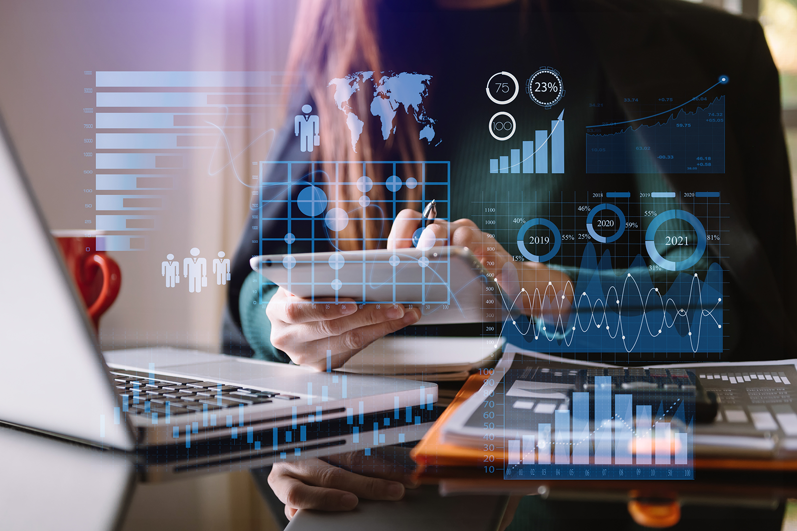Profissional analisando dashboard financeiro com gráficos de previsibilidade de custos de viagem corporativa