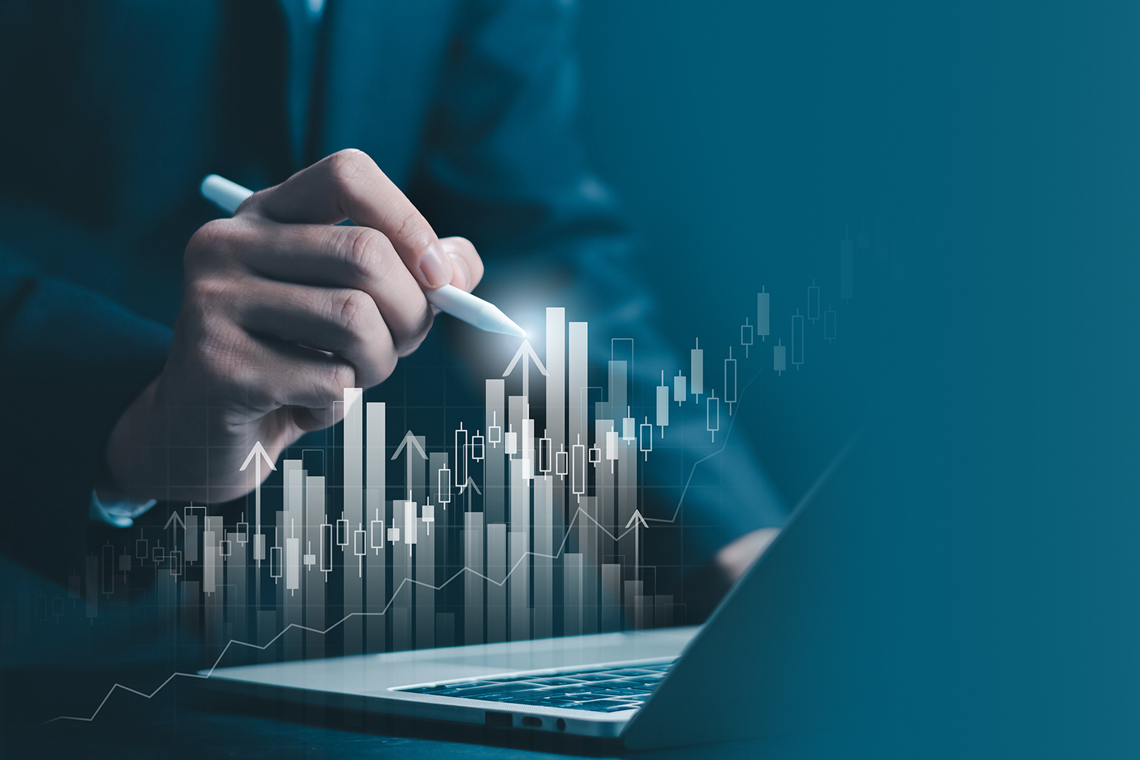 Analista de negócios avaliando gráfico de crescimento e investimento em laptop