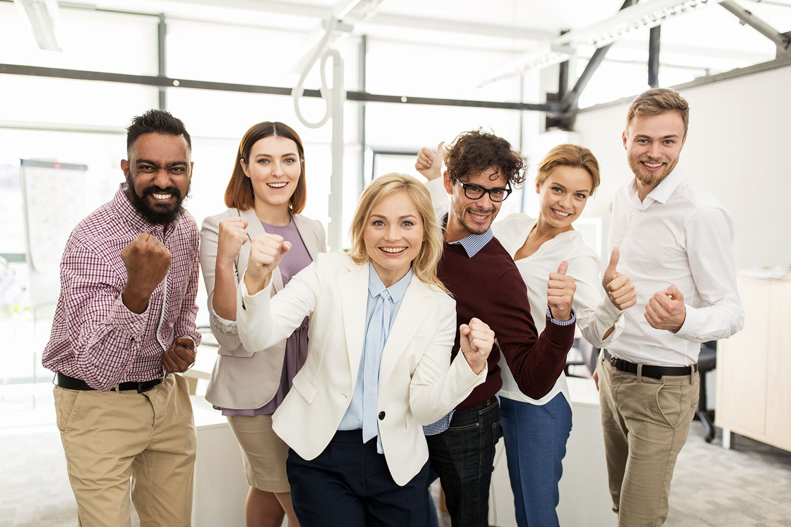 Equipe de agência de viagens comemora resultado de vendas depois de automatizar o atendimento
