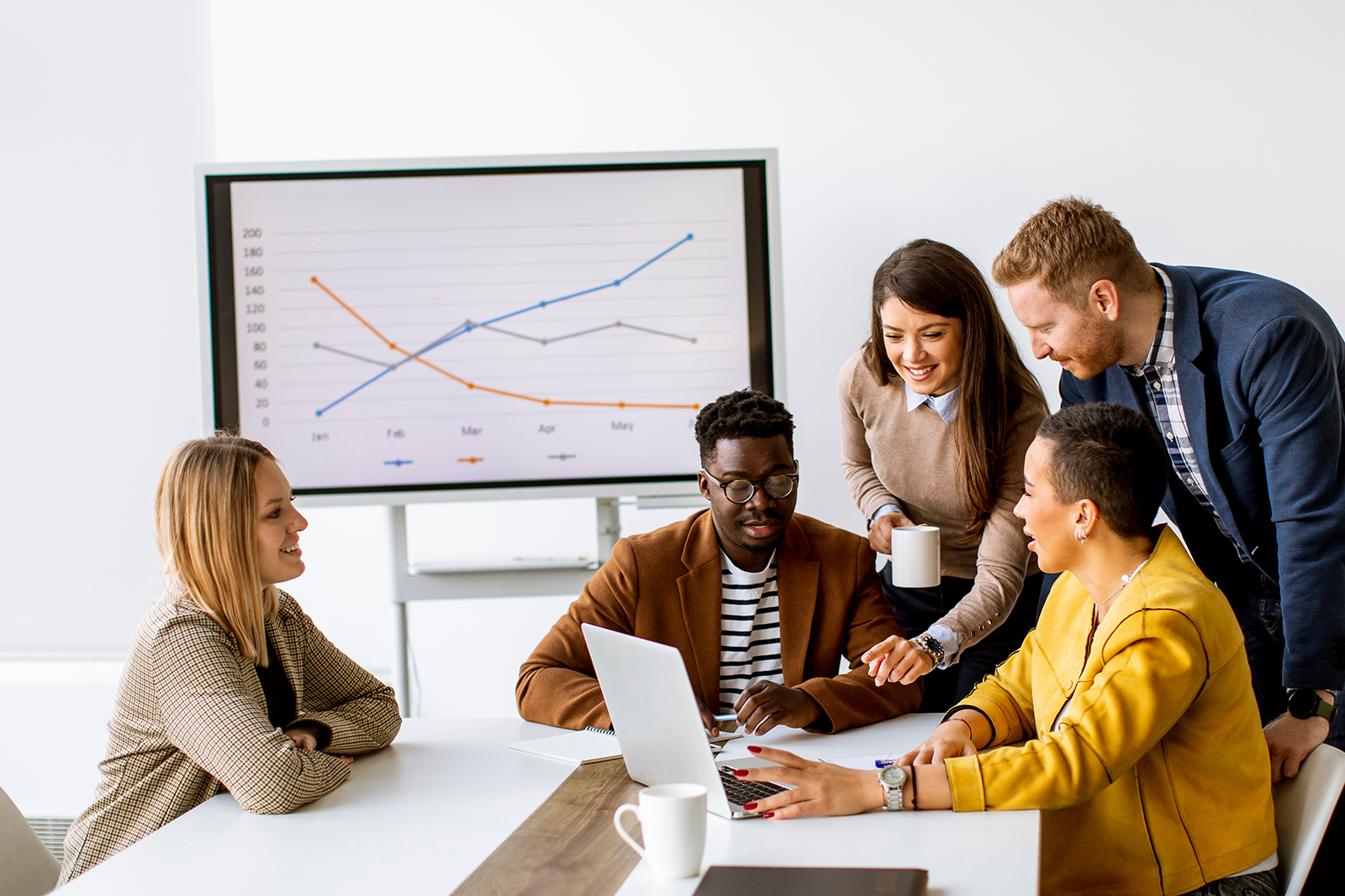 Equipe de vendas analisando funil e etapas de negociação em tela de CRM