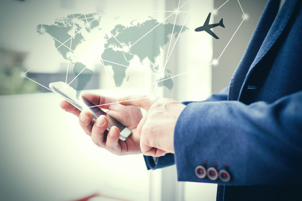 Executivo compara opções de viagem corporativa pelo celular com ícones de rotas aéreas