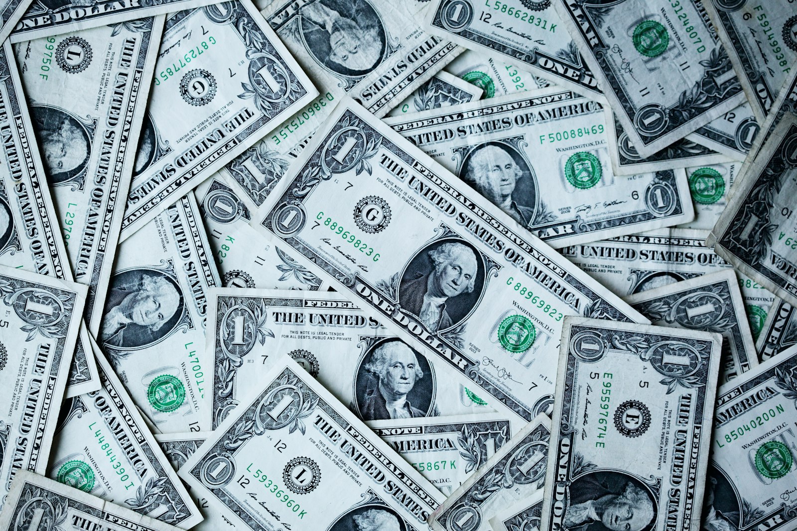 Notas de um dólar americano, ilustrando a queda do câmbio em 2026