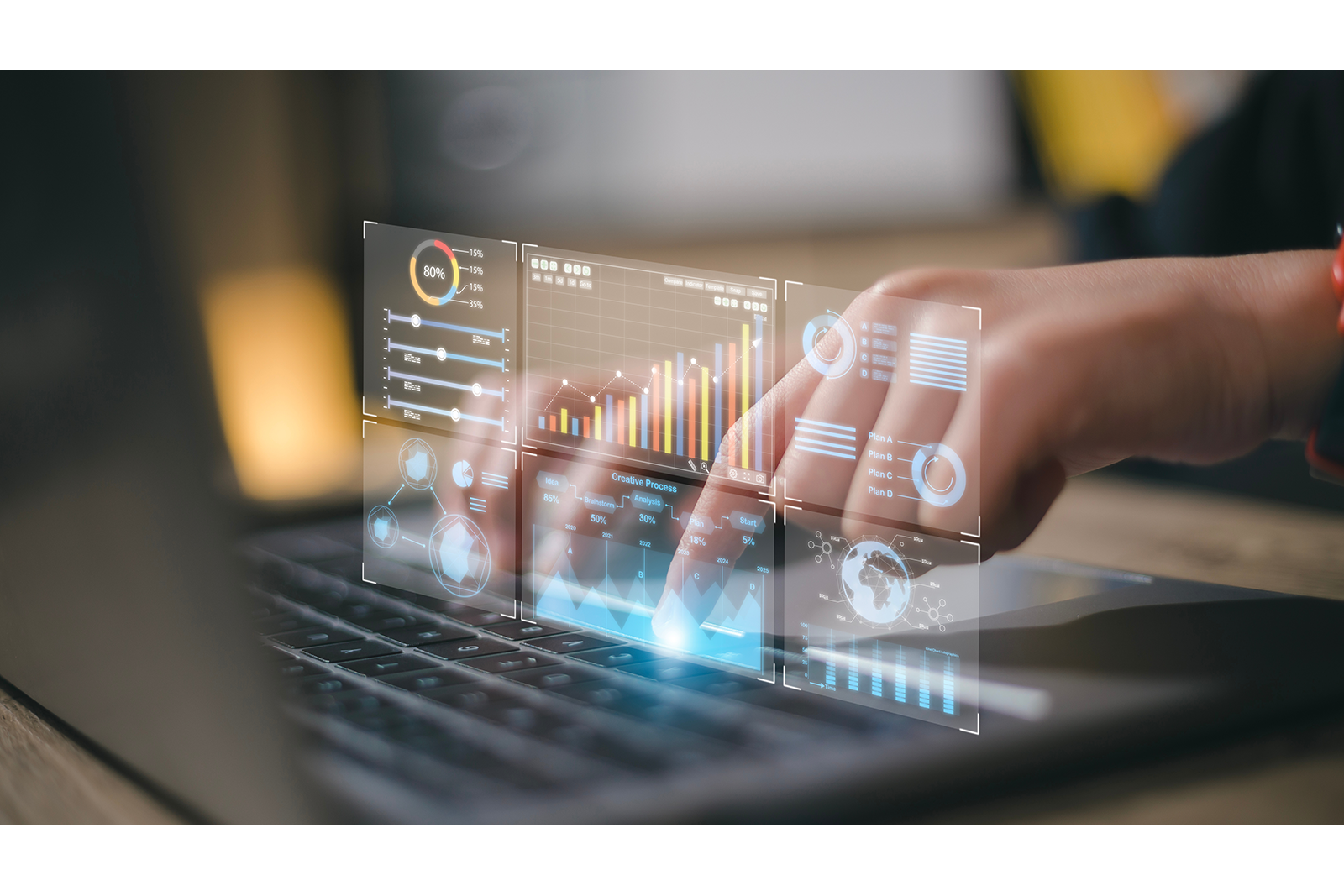Mãos sobre teclado de laptop com painel de dados de CRM e gráficos de desempenho sobrepostos