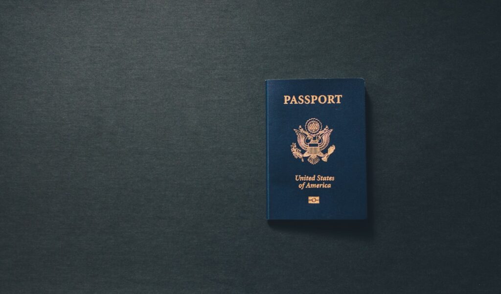 Passaporte aberto sobre a mesa, representando a fila de espera pelo visto americano em 2026