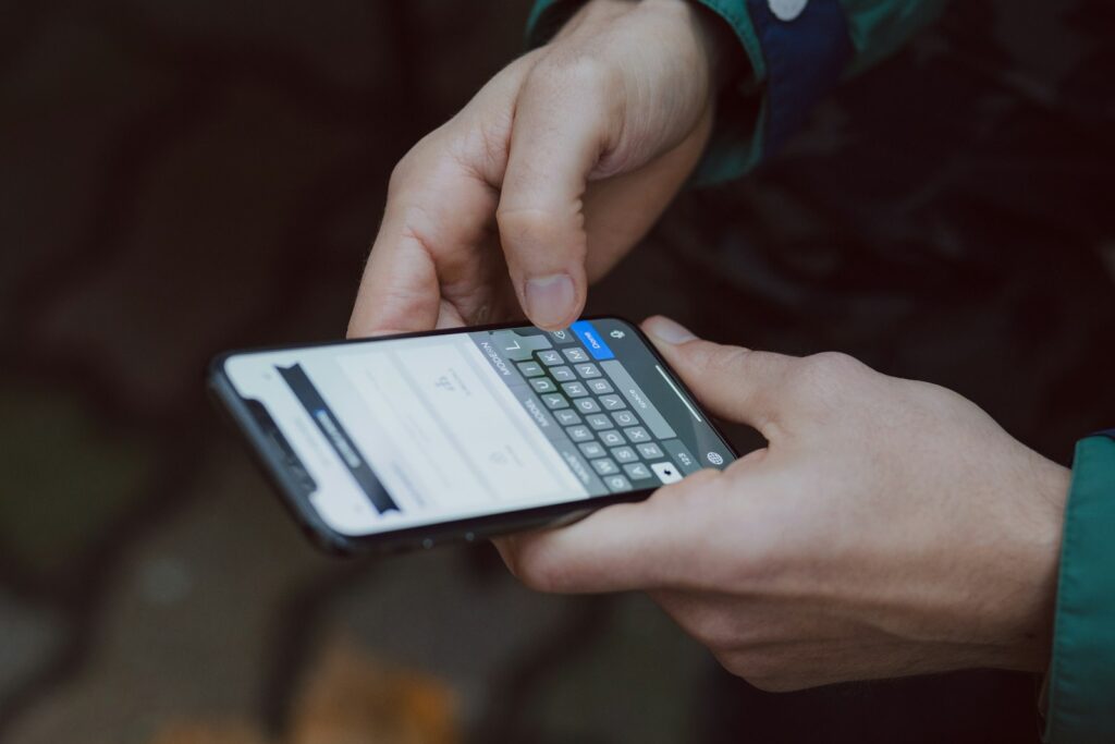 Pessoa segurando smartphone pesquisando opções de viagem, representando o uso de IA no planejamento