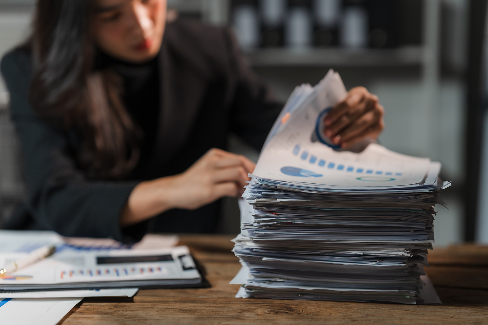 Pilha de documentos e orçamentos de viagem sobre a mesa, representando propostas que não fecharam