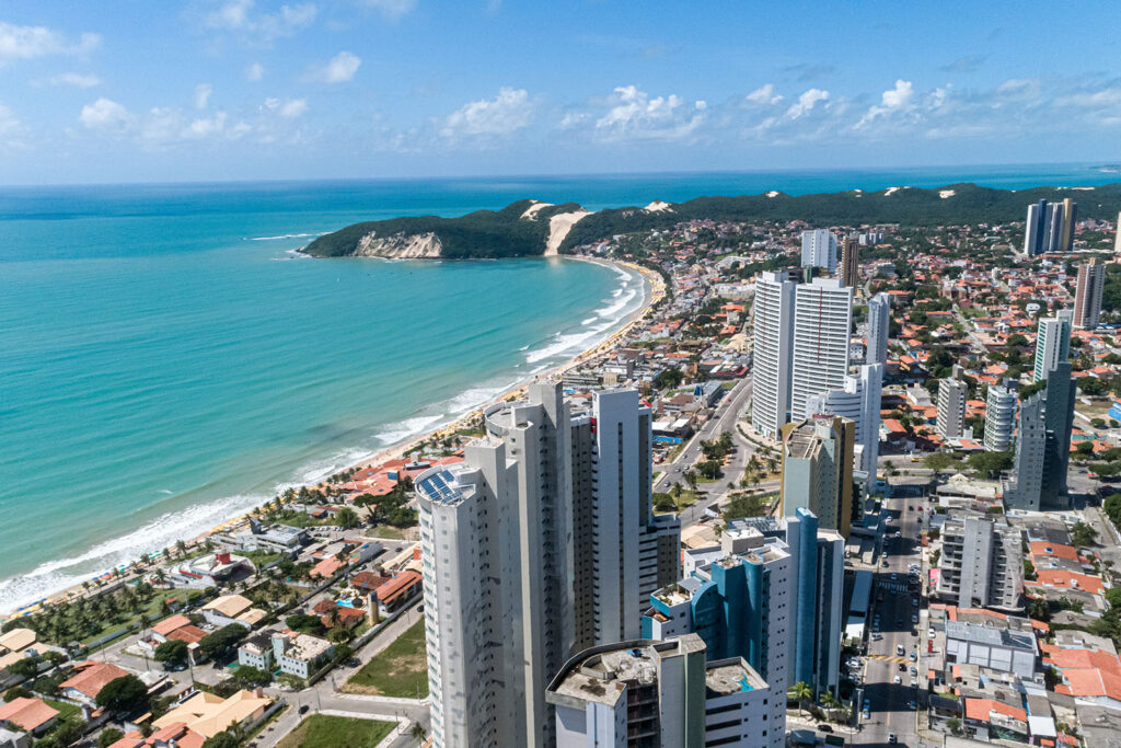 Vista aérea de Natal, Rio Grande do Norte, com dunas e orla