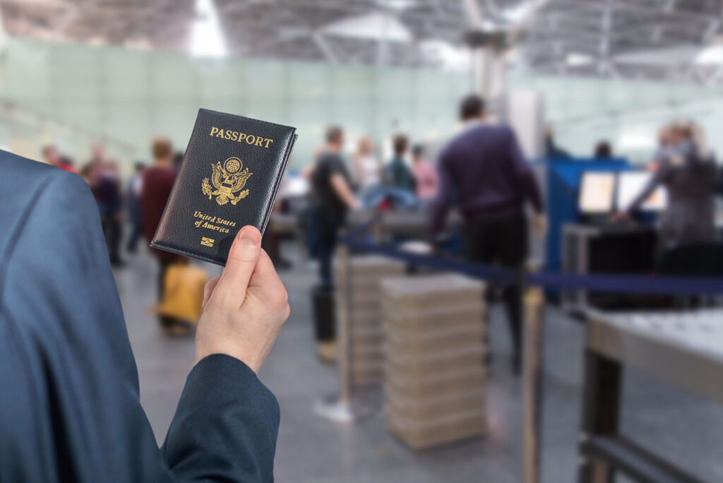 Consultor de viagens conferindo checklist de documentos com cliente antes do embarque