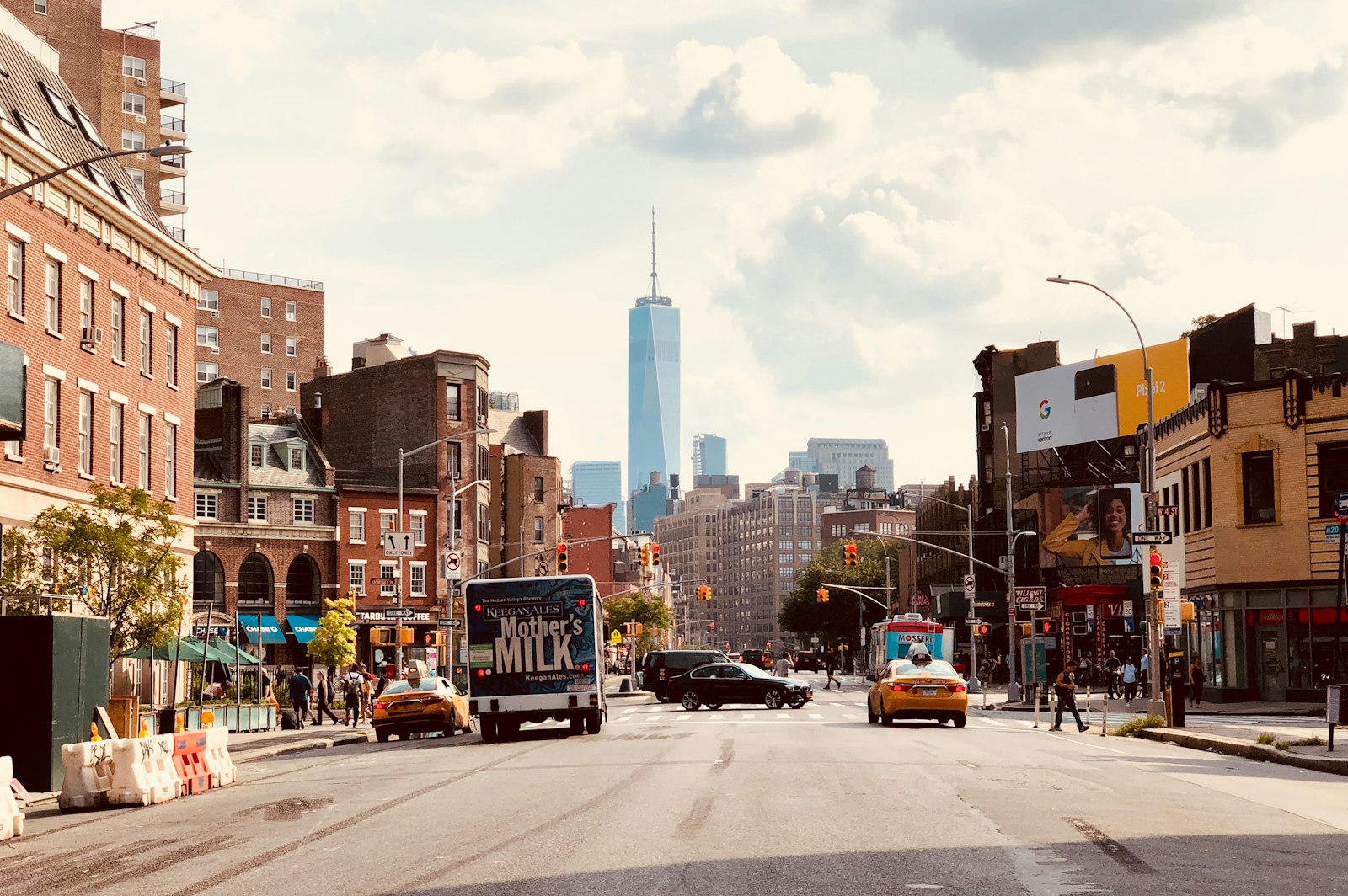 Cena de rua em Manhattan, Nova York, cidade que liderou os gastos de brasileiros na Copa do Mundo 2026