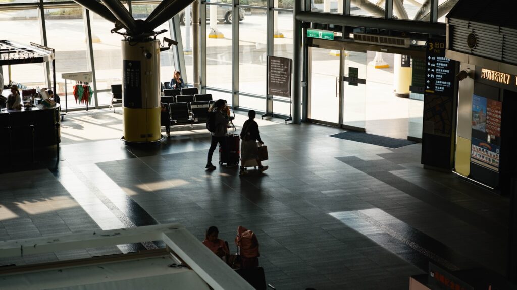 Pessoas com malas em terminal moderno de aeroporto, ilustrando viagem internacional