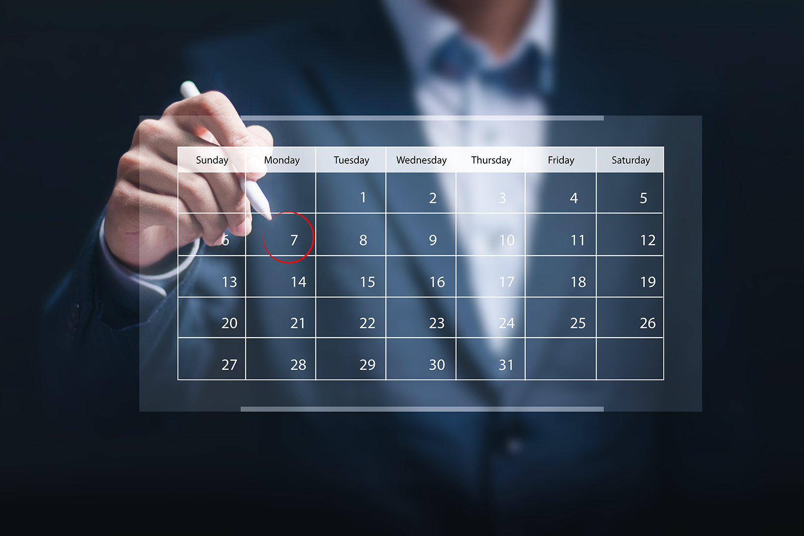 Profissional organizando em um calendário virtual a cadência de contatos de follow-up