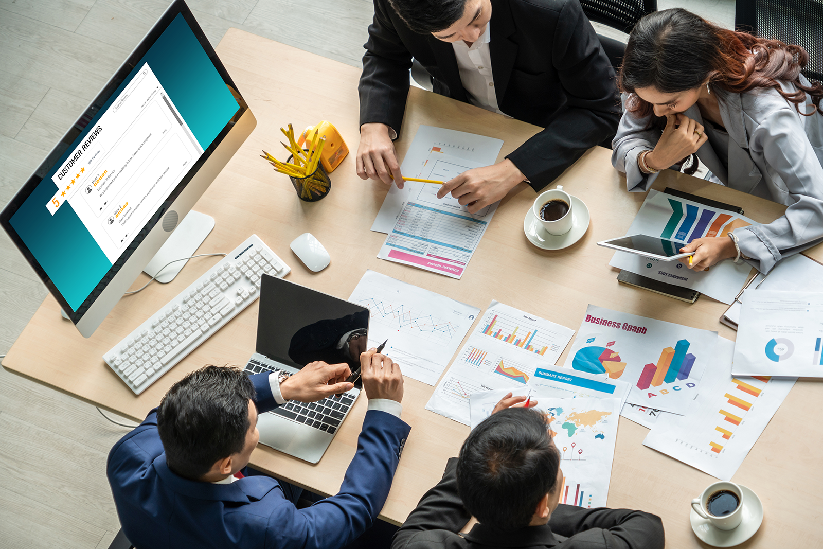 Equipe de escritório analisando gráficos de reputação online em uma tela de computador