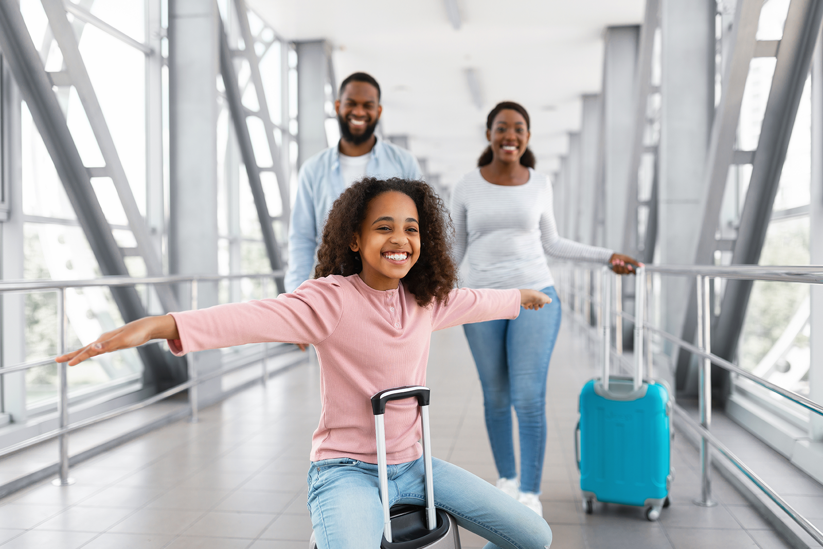 Família feliz com criança se preparando para embarcar juntos no aeroporto