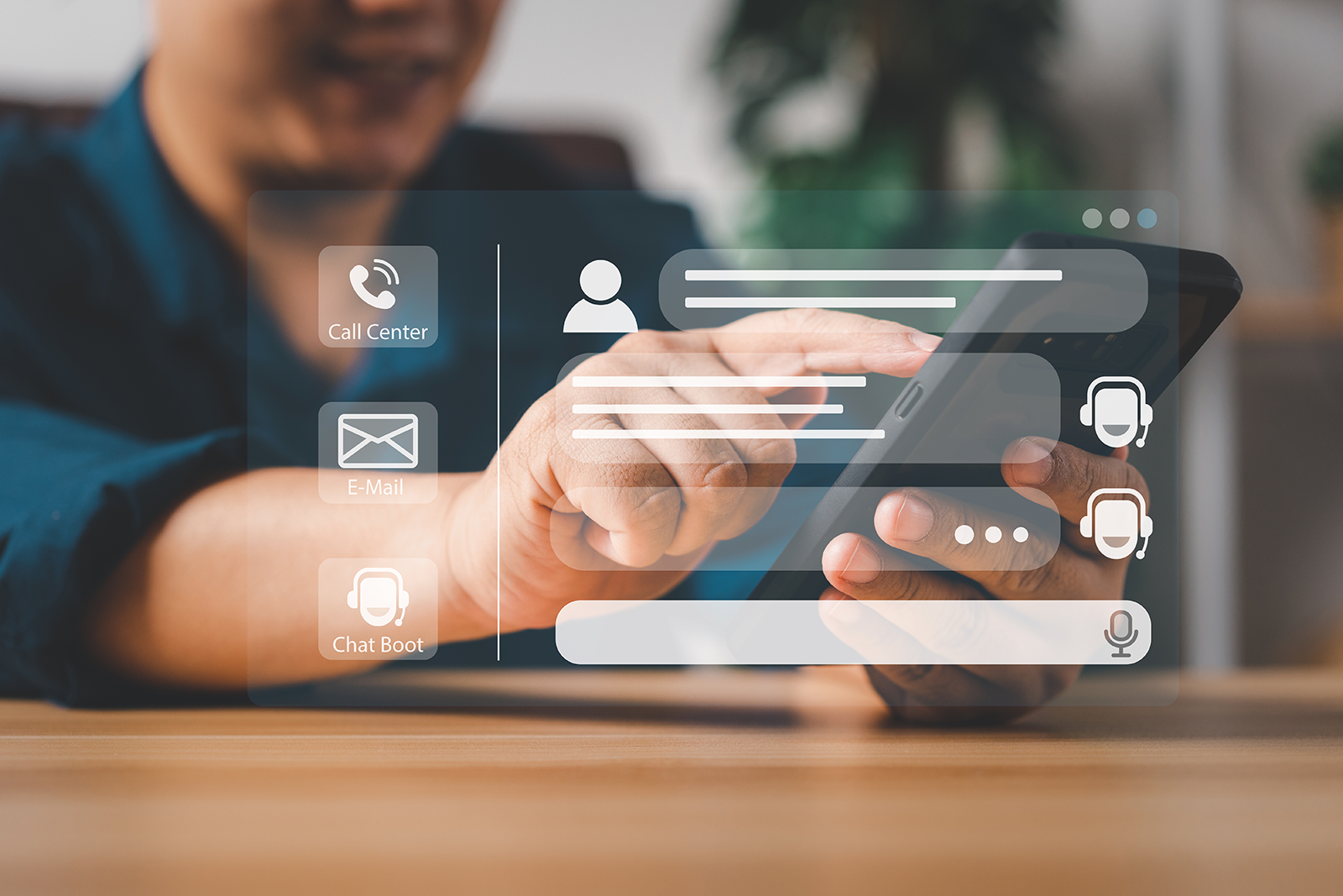 Atendente usando automação de chat e CRM para responder clientes no WhatsApp