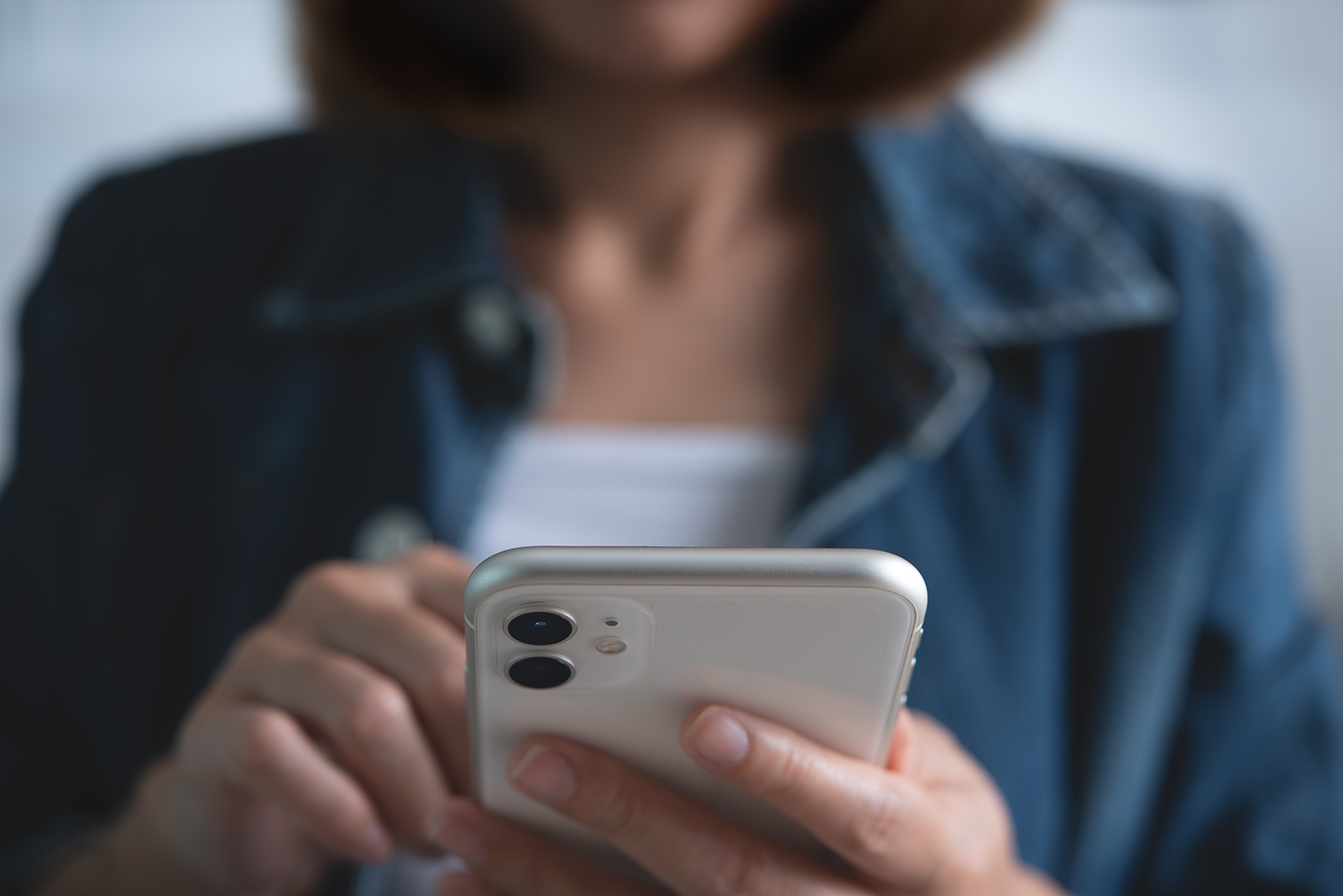 Tela de celular mostrando conversa de WhatsApp com etiquetas de organização de CRM
