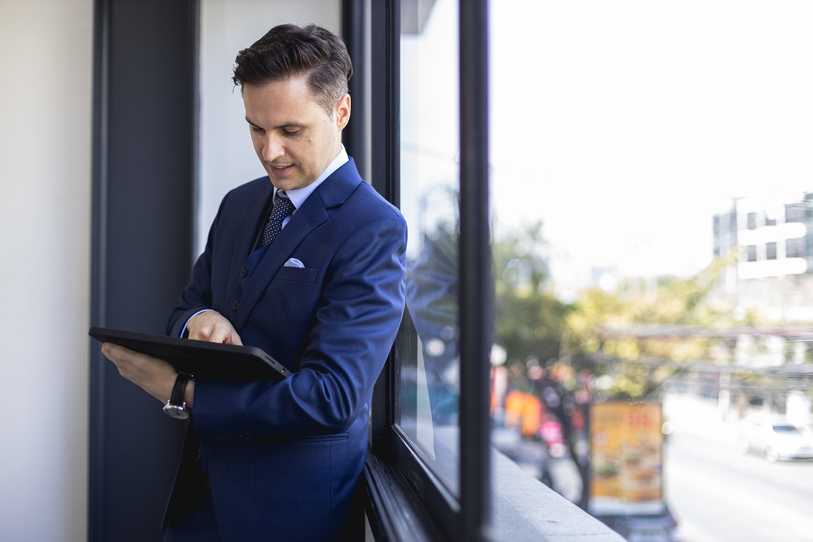 Pessoa comparando três propostas de viagem lado a lado em um tablet