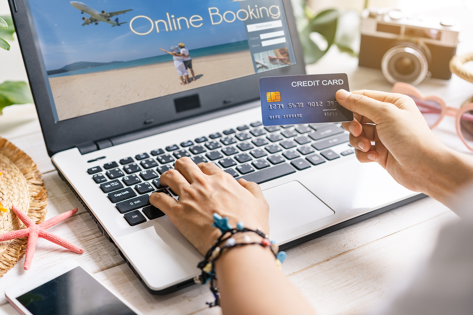 Pessoa fazendo reserva de viagem online e pagando com cartão de crédito parcelado