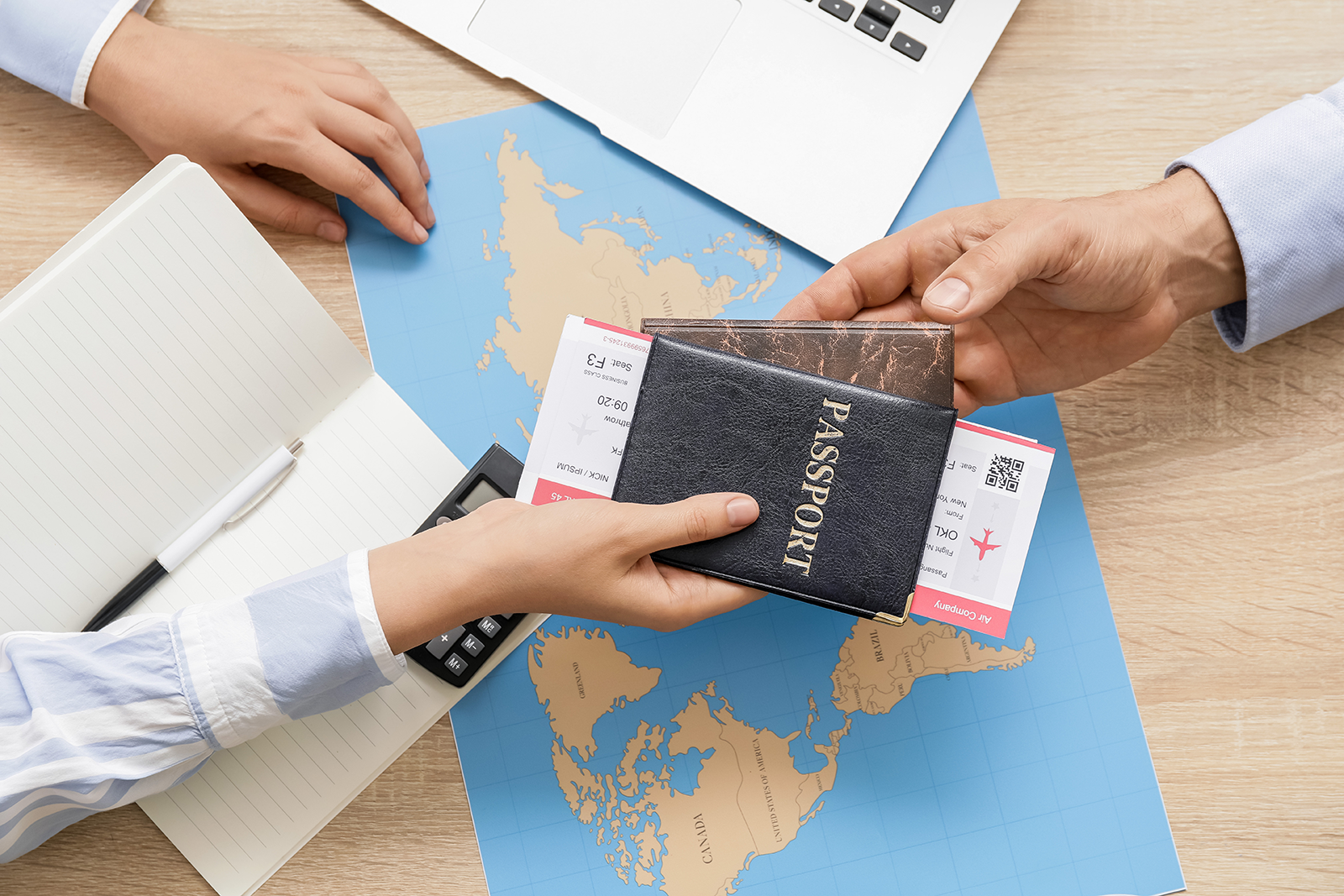 Agente de viagens explicando opções de seguro viagem para um cliente em um balcão de atendimento