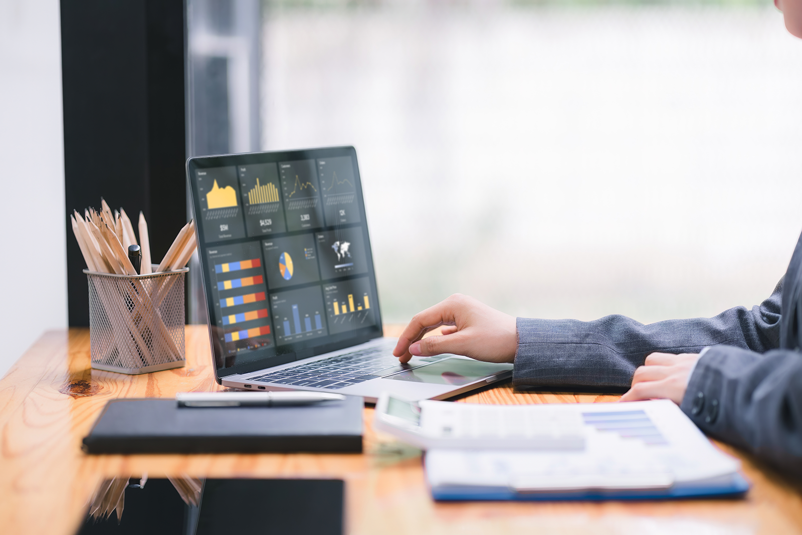 Tela de CRM mostrando pipeline de vendas de agência de viagens com leads organizados por etapa