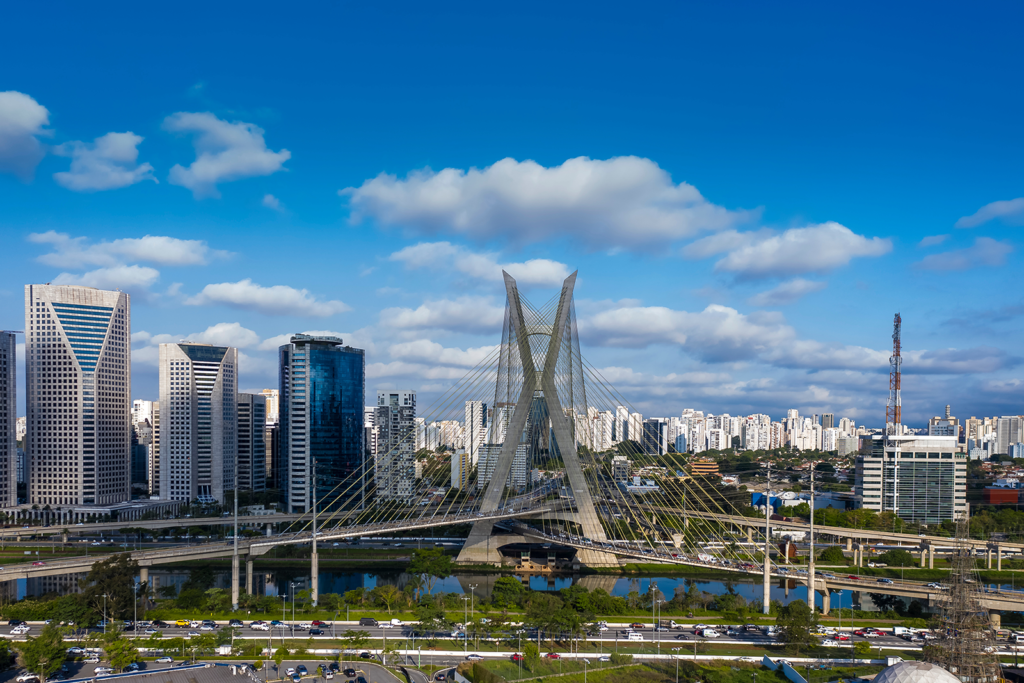 Vista aérea da Ponte Estaiada e do horizonte de São Paulo em dia ensolarado