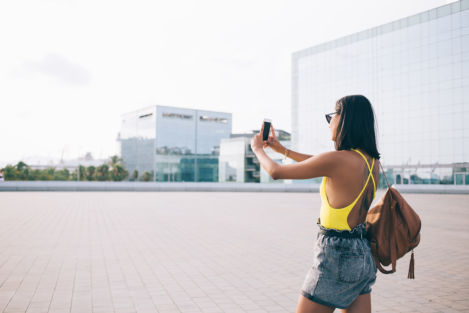 Turista fotografando um destino com o celular para postar nas redes sociais